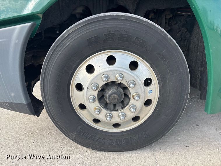 image for item FG1011 2017 Freightliner Cascadia 125 semi truck