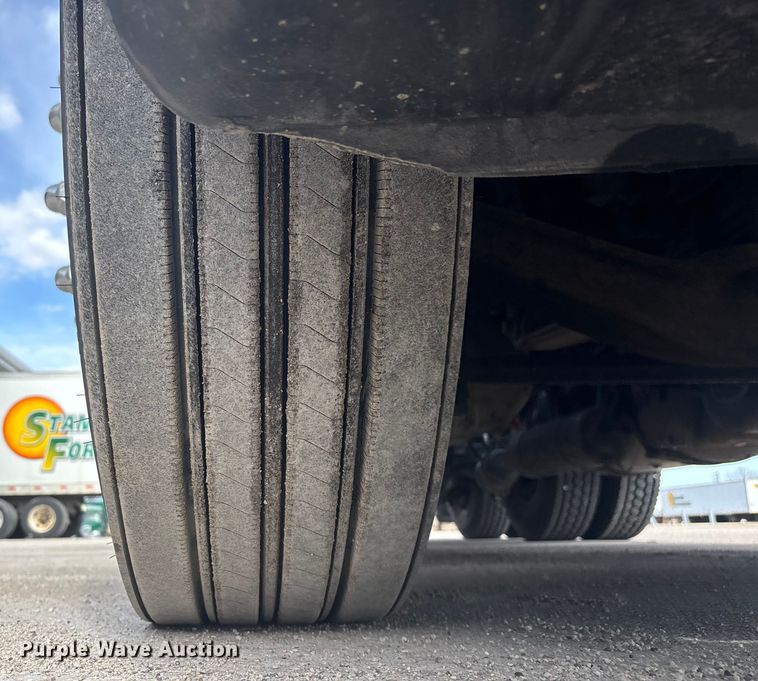 image for item FG1011 2017 Freightliner Cascadia 125 semi truck