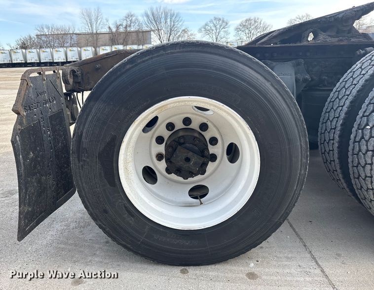 image for item FG1011 2017 Freightliner Cascadia 125 semi truck