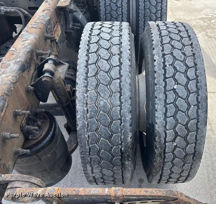 image for item FG1011 2017 Freightliner Cascadia 125 semi truck