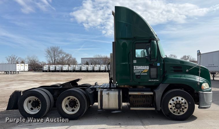 image for item FG1012 2016 Mack CXU613 semi truck