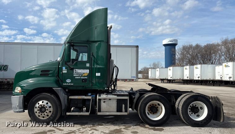 image for item FG1012 2016 Mack CXU613 semi truck