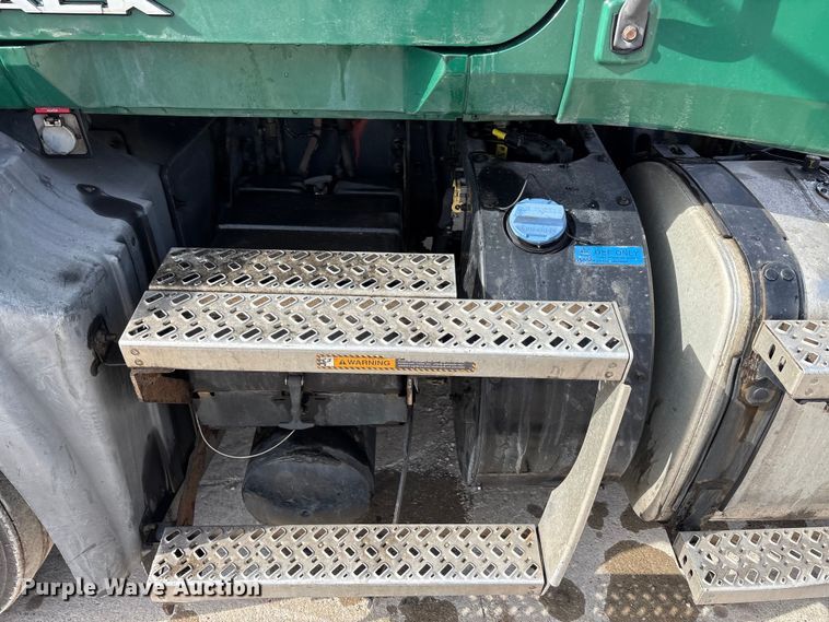 image for item FG1012 2016 Mack CXU613 semi truck