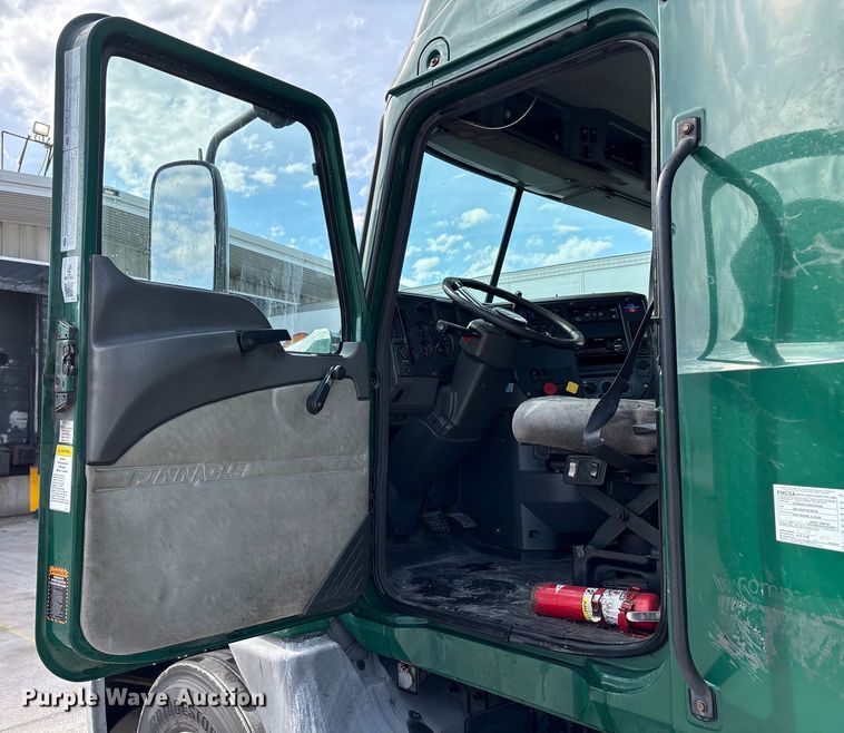 image for item FG1012 2016 Mack CXU613 semi truck