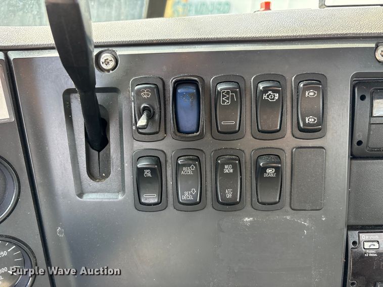 image for item FG1012 2016 Mack CXU613 semi truck