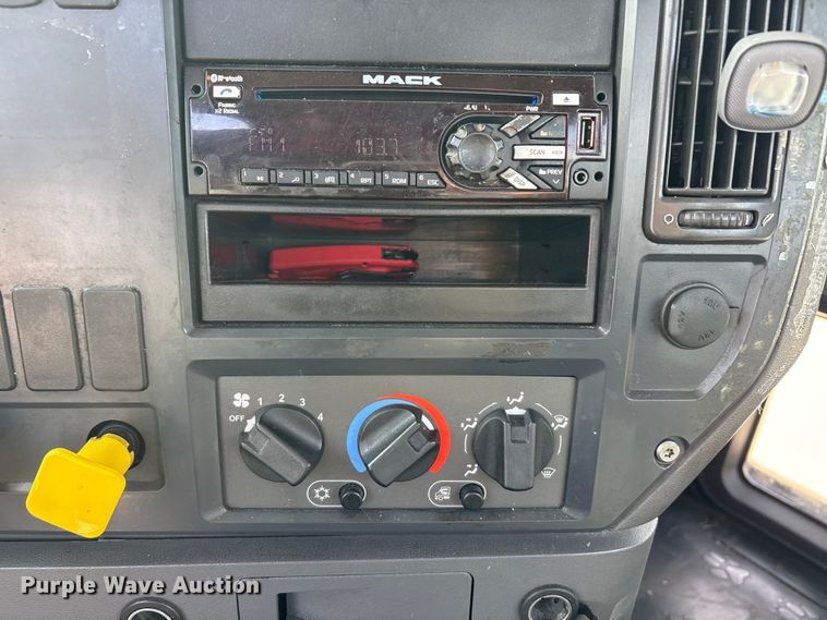 image for item FG1012 2016 Mack CXU613 semi truck