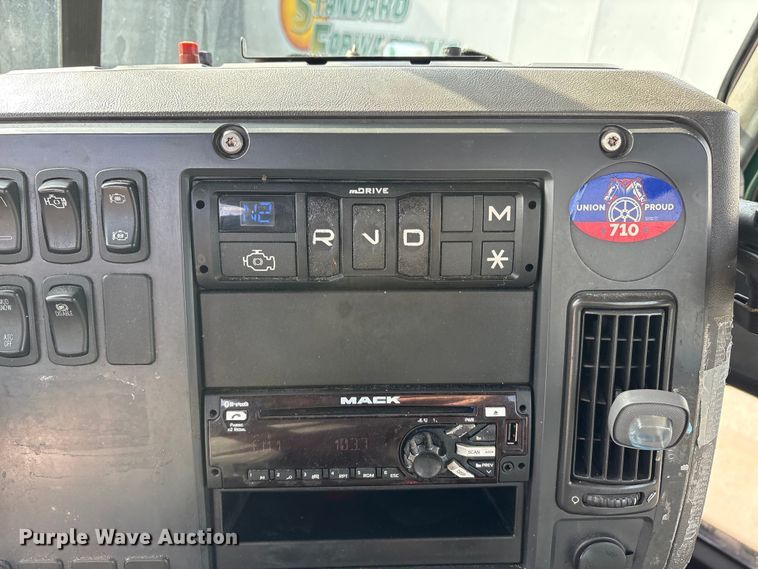 image for item FG1012 2016 Mack CXU613 semi truck