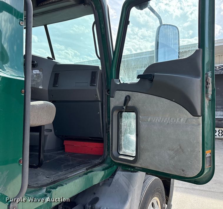 image for item FG1012 2016 Mack CXU613 semi truck