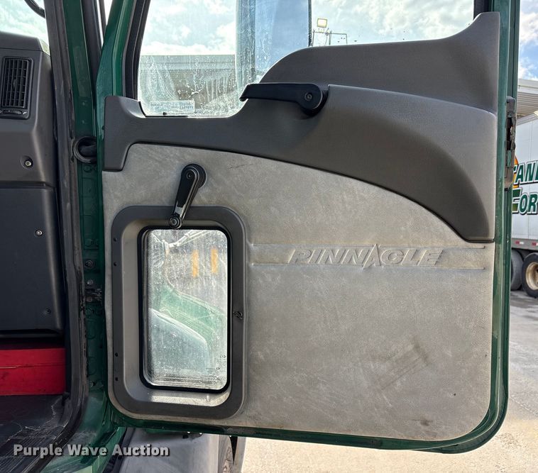 image for item FG1012 2016 Mack CXU613 semi truck