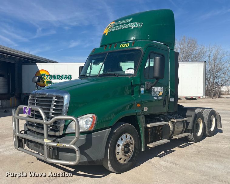 image for item FG1013 2017 Freightliner Cascadia 125 semi truck