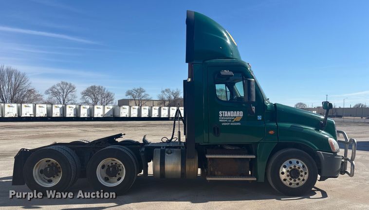 image for item FG1013 2017 Freightliner Cascadia 125 semi truck