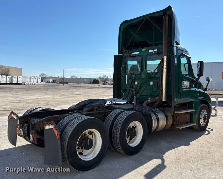 image for item FG1013 2017 Freightliner Cascadia 125 semi truck