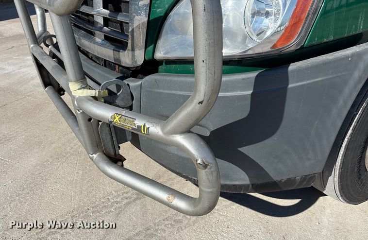 image for item FG1013 2017 Freightliner Cascadia 125 semi truck