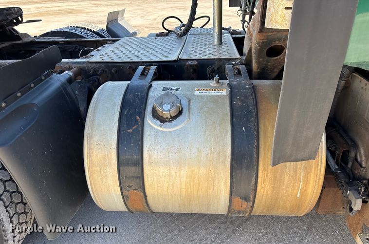 image for item FG1013 2017 Freightliner Cascadia 125 semi truck