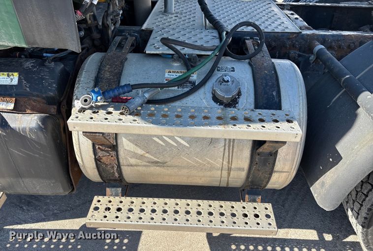 image for item FG1013 2017 Freightliner Cascadia 125 semi truck