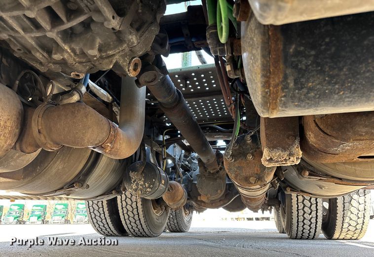 image for item FG1013 2017 Freightliner Cascadia 125 semi truck