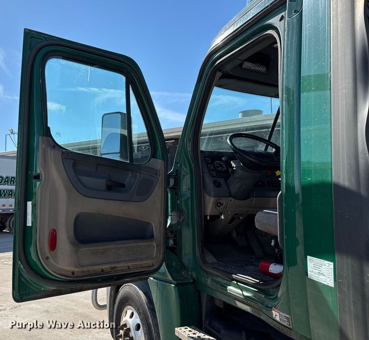 image for item FG1013 2017 Freightliner Cascadia 125 semi truck