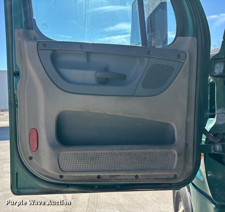 image for item FG1013 2017 Freightliner Cascadia 125 semi truck