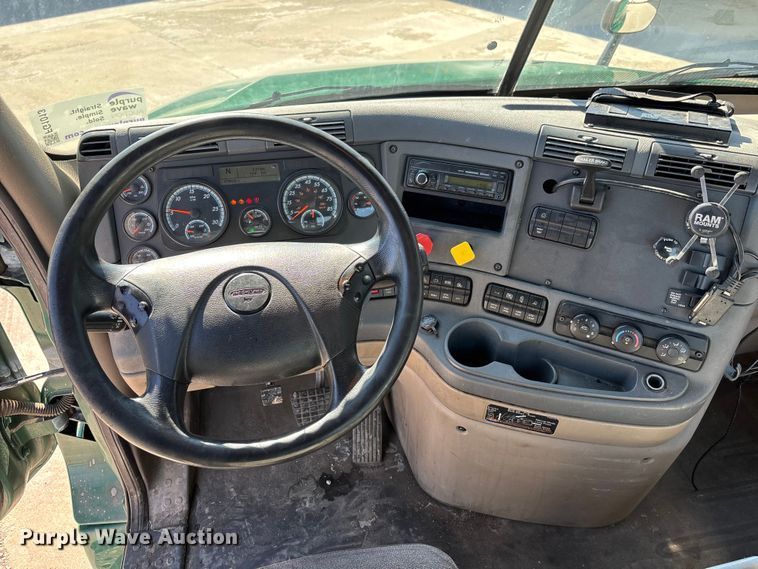 image for item FG1013 2017 Freightliner Cascadia 125 semi truck