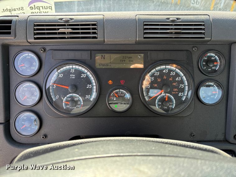 image for item FG1013 2017 Freightliner Cascadia 125 semi truck