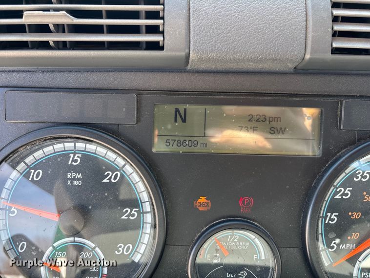 image for item FG1013 2017 Freightliner Cascadia 125 semi truck