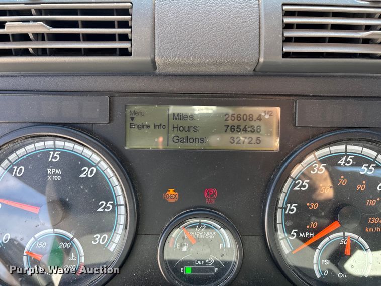 image for item FG1013 2017 Freightliner Cascadia 125 semi truck