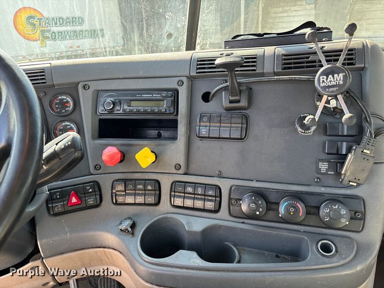 image for item FG1013 2017 Freightliner Cascadia 125 semi truck