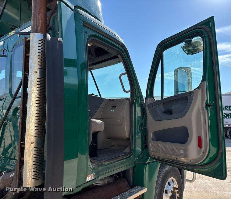 image for item FG1013 2017 Freightliner Cascadia 125 semi truck