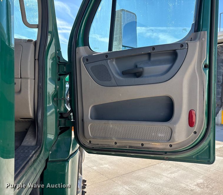 image for item FG1013 2017 Freightliner Cascadia 125 semi truck