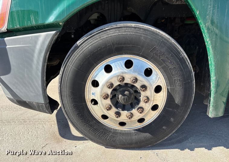 image for item FG1013 2017 Freightliner Cascadia 125 semi truck