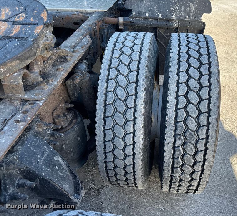 image for item FG1013 2017 Freightliner Cascadia 125 semi truck