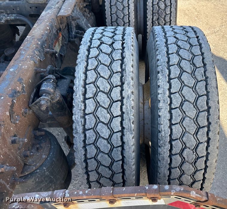 image for item FG1013 2017 Freightliner Cascadia 125 semi truck