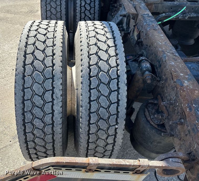 image for item FG1013 2017 Freightliner Cascadia 125 semi truck