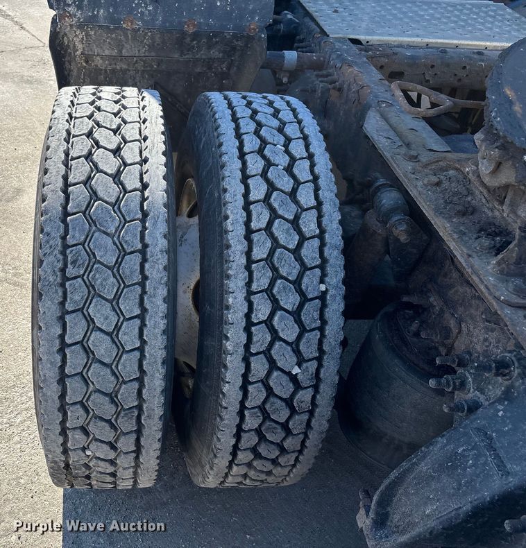 image for item FG1013 2017 Freightliner Cascadia 125 semi truck