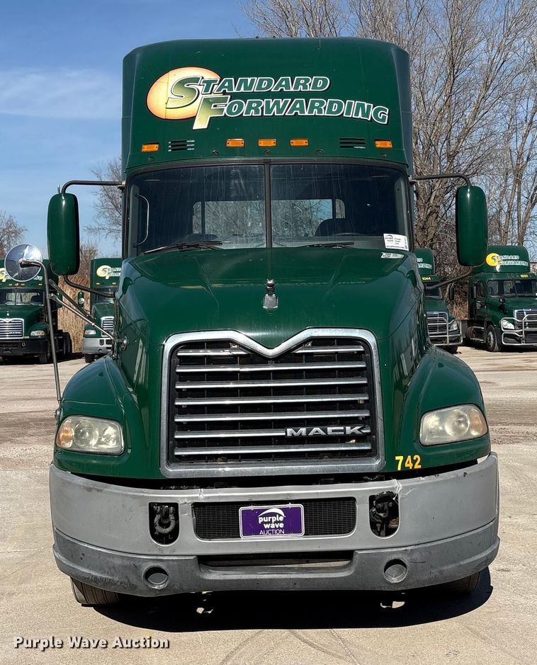 image for item FG1014 2016 Mack CXU613 semi truck