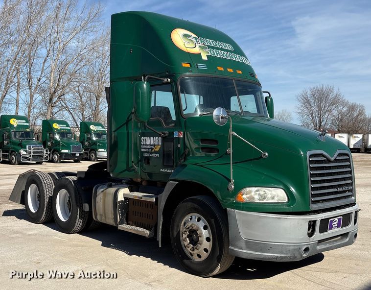 image for item FG1014 2016 Mack CXU613 semi truck