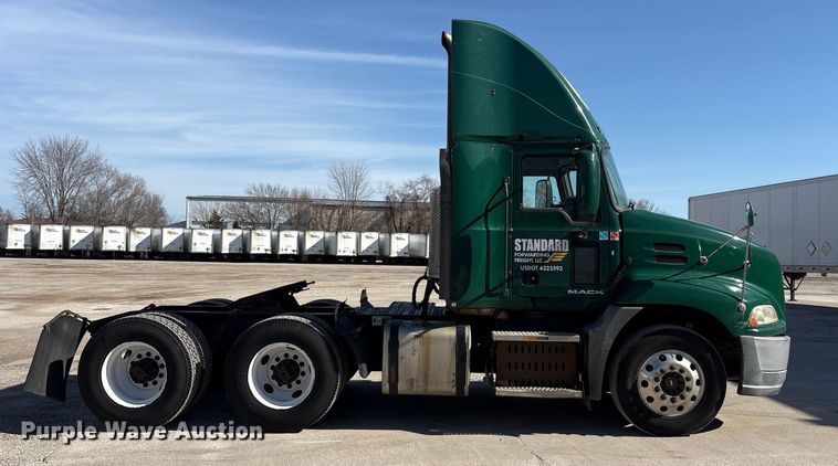 image for item FG1014 2016 Mack CXU613 semi truck