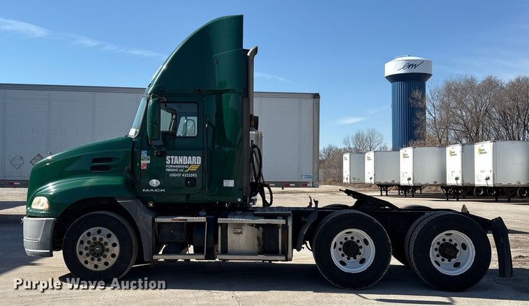 image for item FG1014 2016 Mack CXU613 semi truck