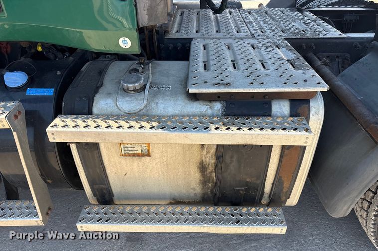 image for item FG1014 2016 Mack CXU613 semi truck