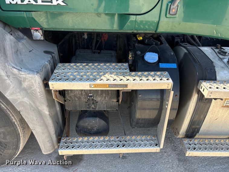 image for item FG1014 2016 Mack CXU613 semi truck