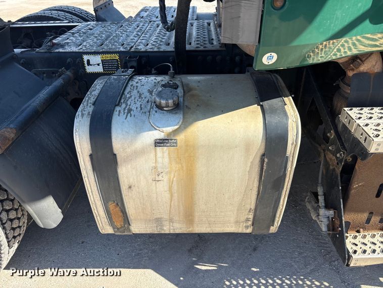 image for item FG1014 2016 Mack CXU613 semi truck