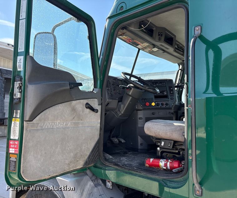 image for item FG1014 2016 Mack CXU613 semi truck