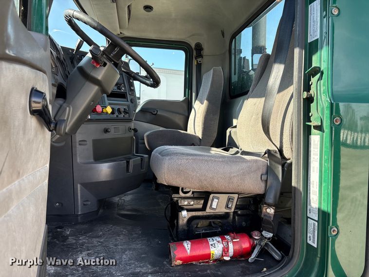 image for item FG1014 2016 Mack CXU613 semi truck