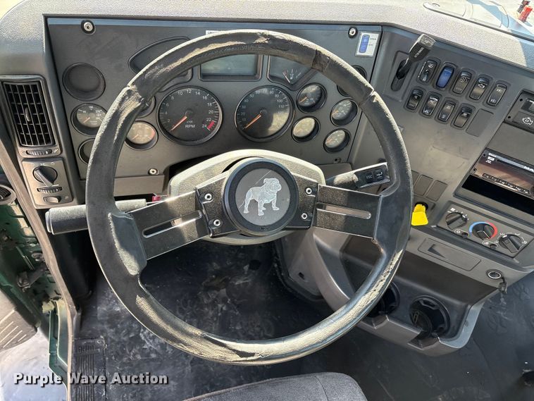 image for item FG1014 2016 Mack CXU613 semi truck