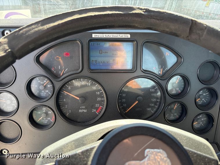 image for item FG1014 2016 Mack CXU613 semi truck