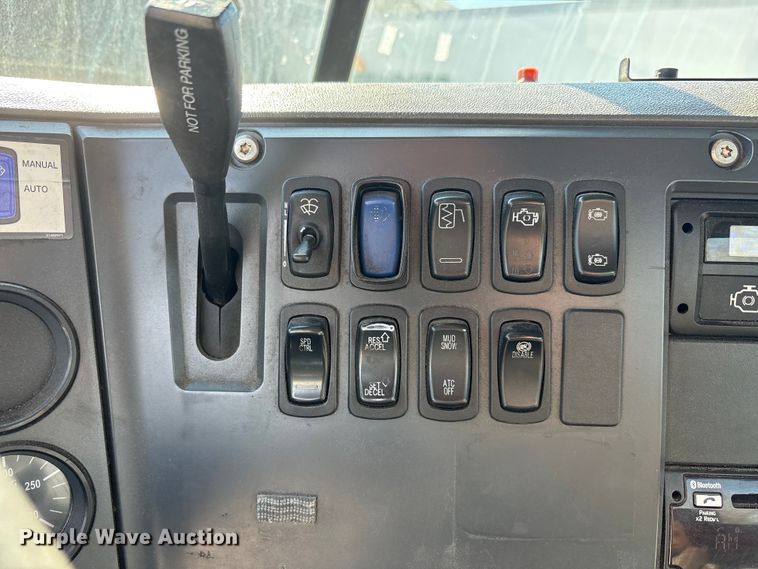 image for item FG1014 2016 Mack CXU613 semi truck