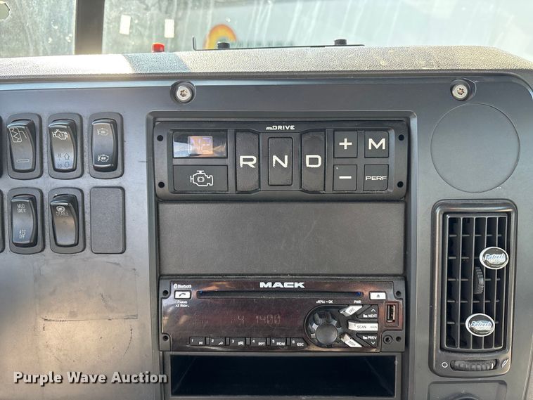 image for item FG1014 2016 Mack CXU613 semi truck