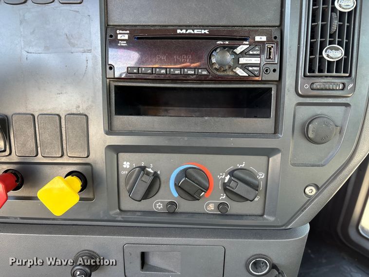 image for item FG1014 2016 Mack CXU613 semi truck