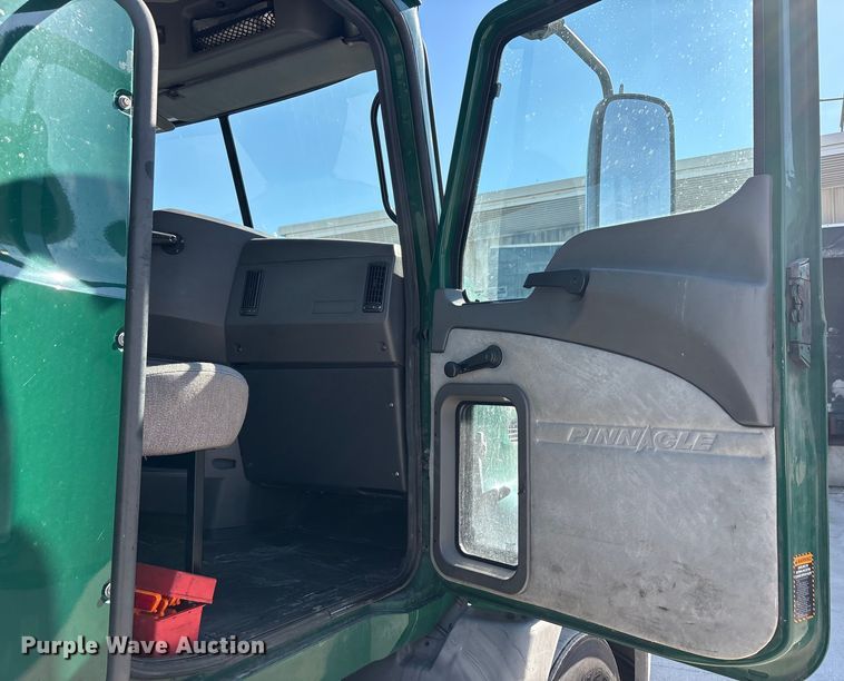 image for item FG1014 2016 Mack CXU613 semi truck