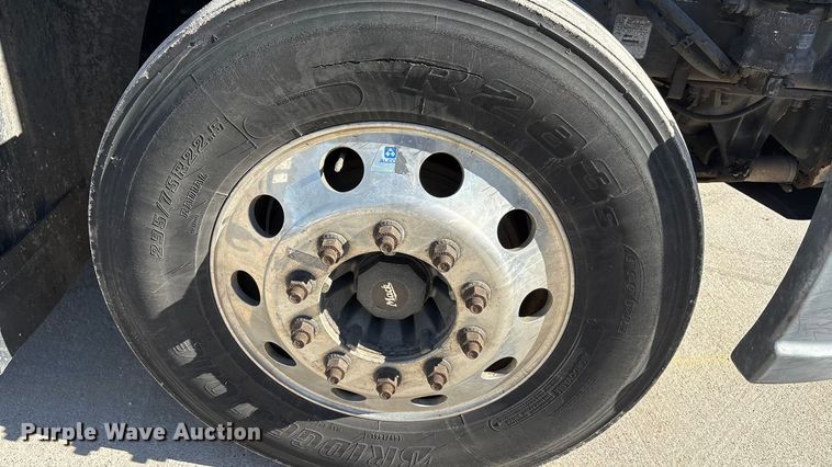 image for item FG1014 2016 Mack CXU613 semi truck